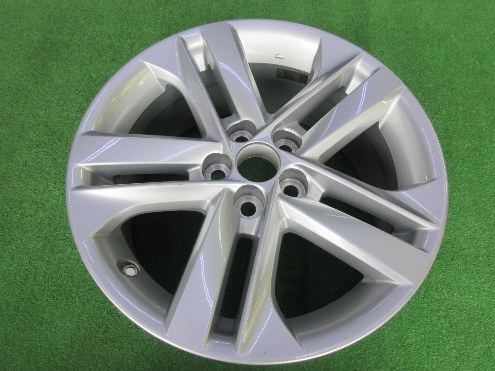 トヨタ カローラスポーツ ホイール 7 J 16 5 H 100 40 目立った傷も無く程度良好です