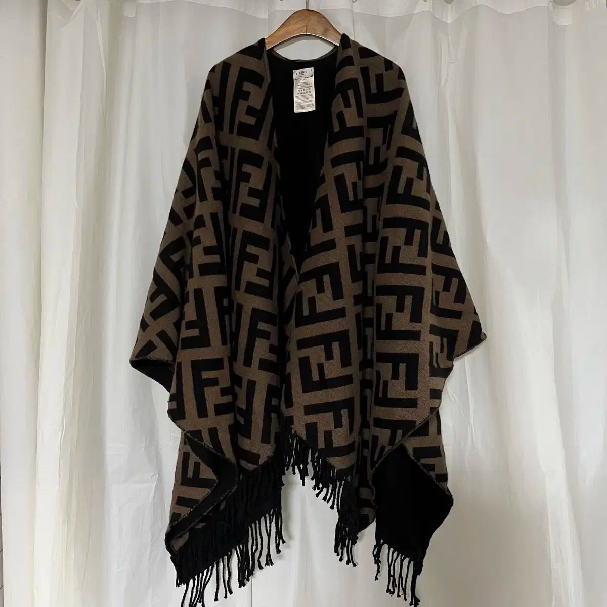 フェンディ ポンチョ・ケープコート　FFロゴ　ブラウン Fendi ロゴ入り ポンチョ・ケープコート FENDI FFモチーフ ロゴ入り