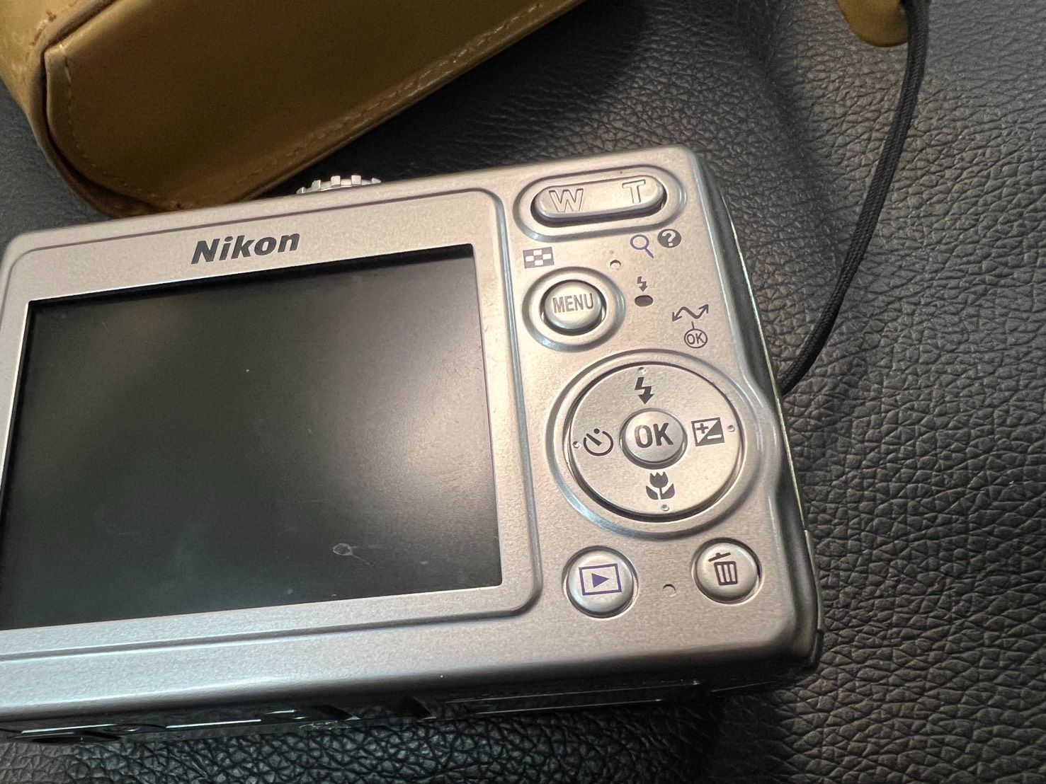 Nikon COOLPIX P4 VR シルバー約810万画素／光学3.5 Nikon COOLPIX P4 VR シルバー 約810万画素／光学3.5倍ズーム 本体