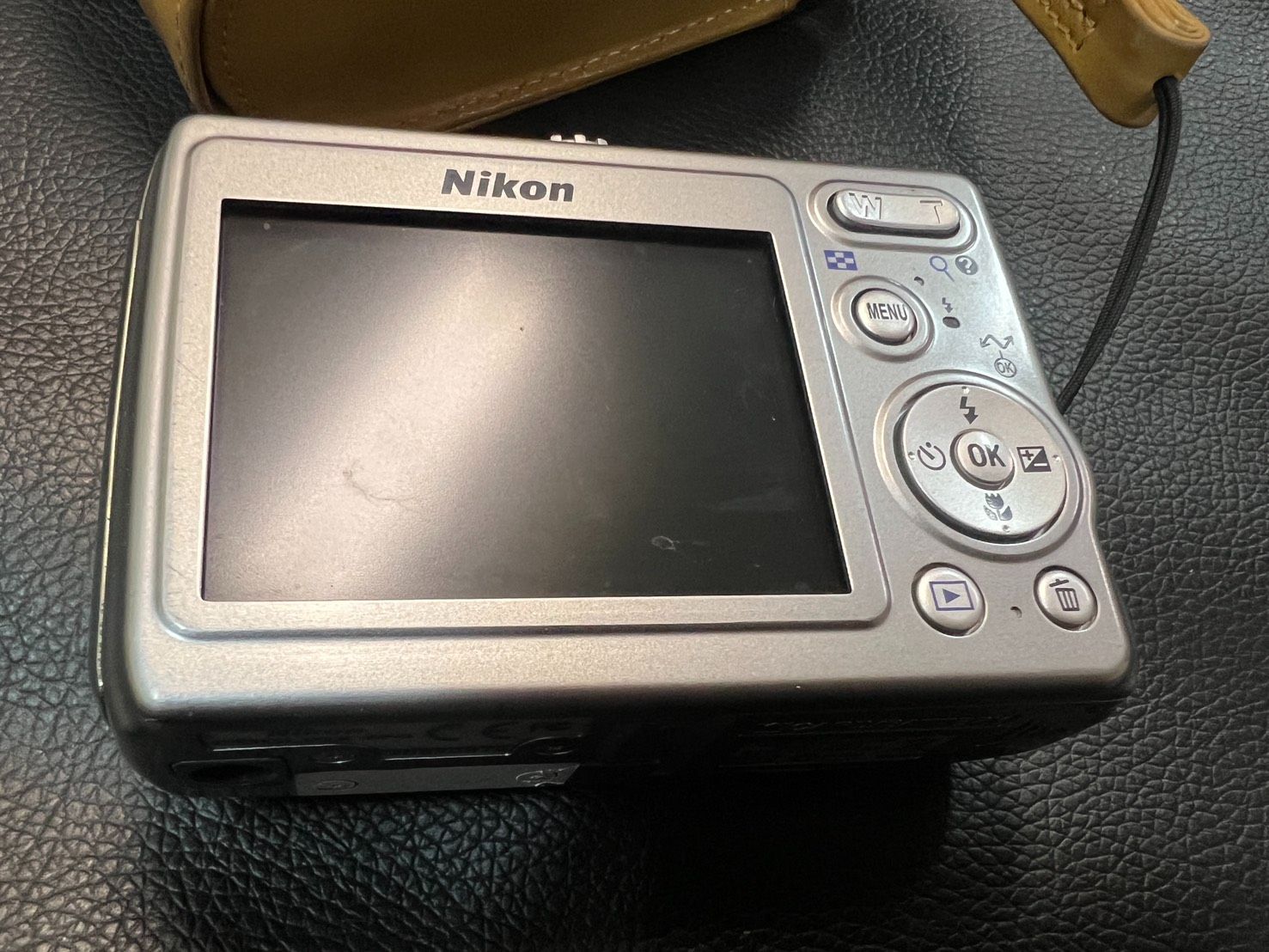 Nikon COOLPIX P4 VR シルバー 約810万画素／光学3.5倍ズーム 本体