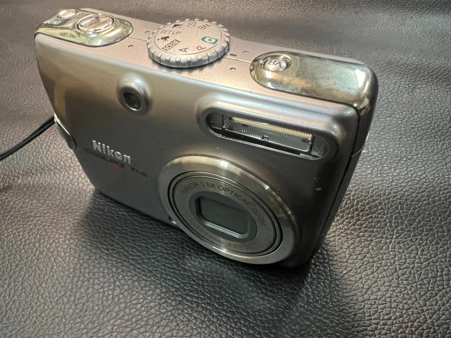 Nikon COOLPIX P4 VR シルバー 約810万画素／光学3.5倍ズーム 本体