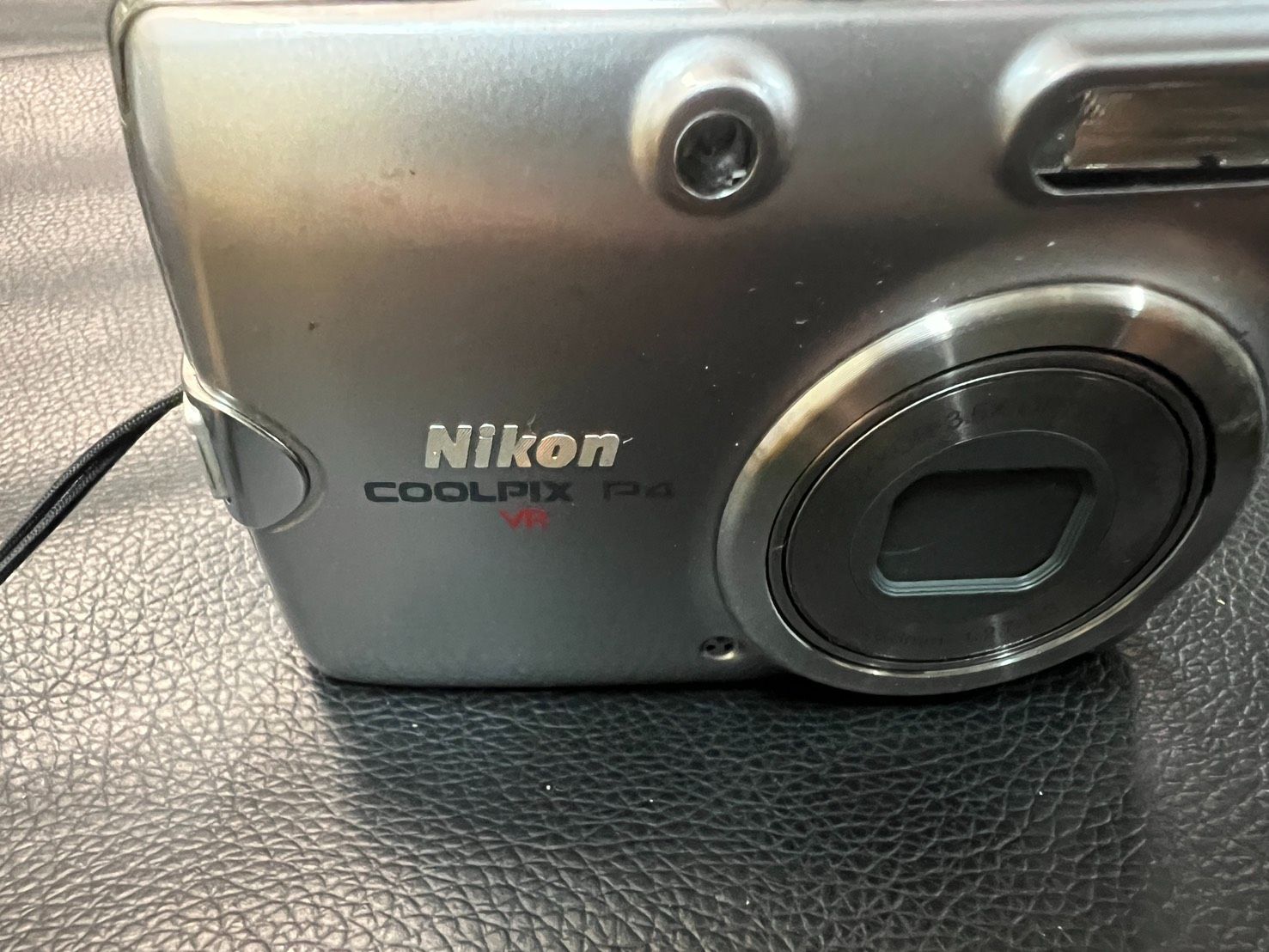 Nikon COOLPIX P4 VR コンパクトデジタルカメラ ジャンク品） Nikon