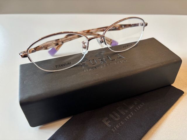 店頭引き上げ品 FURLA フルラ メガネフレーム&ケース&クロスセット です ハードケース 黒 ブラック おしゃれ ケース めがね 眼鏡 メガネ 型押し シンプル 大人 アイウェア フレーム セット チタン チタニウム 軽い 軽量
