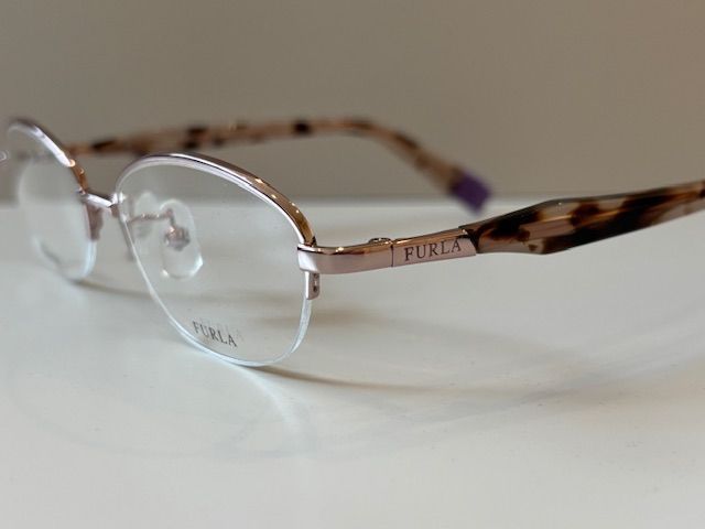 店頭引き上げ品 FURLA フルラ メガネフレーム＆ケース＆クロスセット です ハードケース 黒 ブラック おしゃれ ケース めがね 眼鏡 メガネ 型押し シンプル 大人 アイウェア フレーム セット チタン チタニウム 軽い 軽量