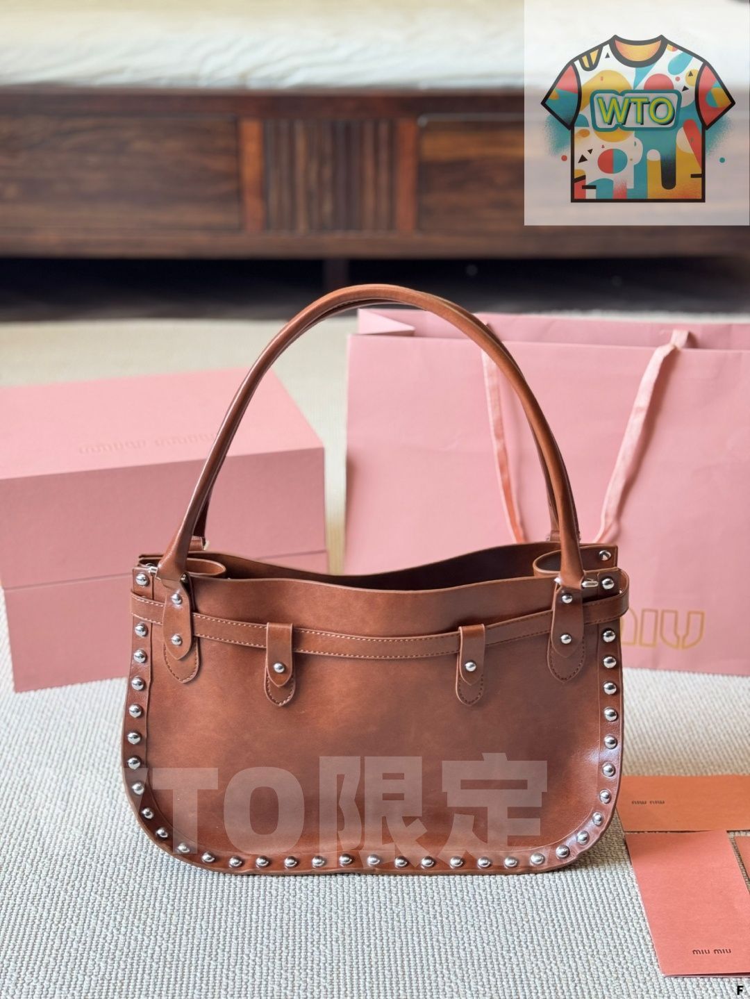 今日 Miu Miu 牛皮愛心鉚釘 子腋下バッグ Miu Miu Cowhide Heart-shaped Rivet Dumpling Armpit Bag