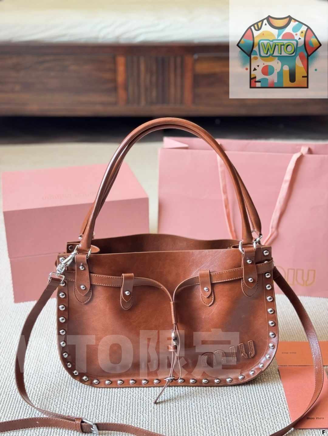 今日 Miu Miu 牛皮愛心鉚釘 子腋下バッグ Miu Miu Cowhide Heart-shaped Rivet Dumpling Armpit Bag