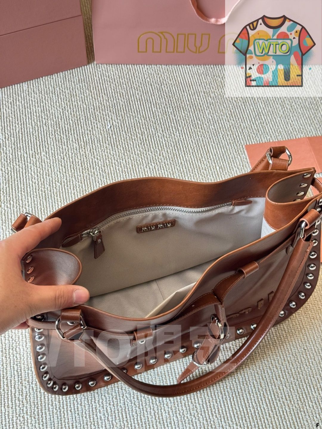  今日 Miu 牛皮愛心鉚釘 子腋下バッグ Cowhide Heart-shaped Rivet Dumpling Armpit Bag ショルダーバッグ ショルダーバッグ