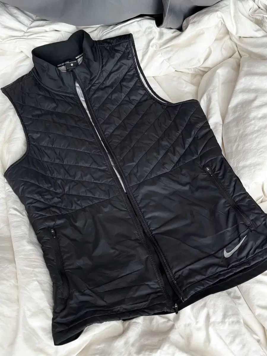 ナイキ エアロロフト エアロレイヤー ベスト 軽量ダウン