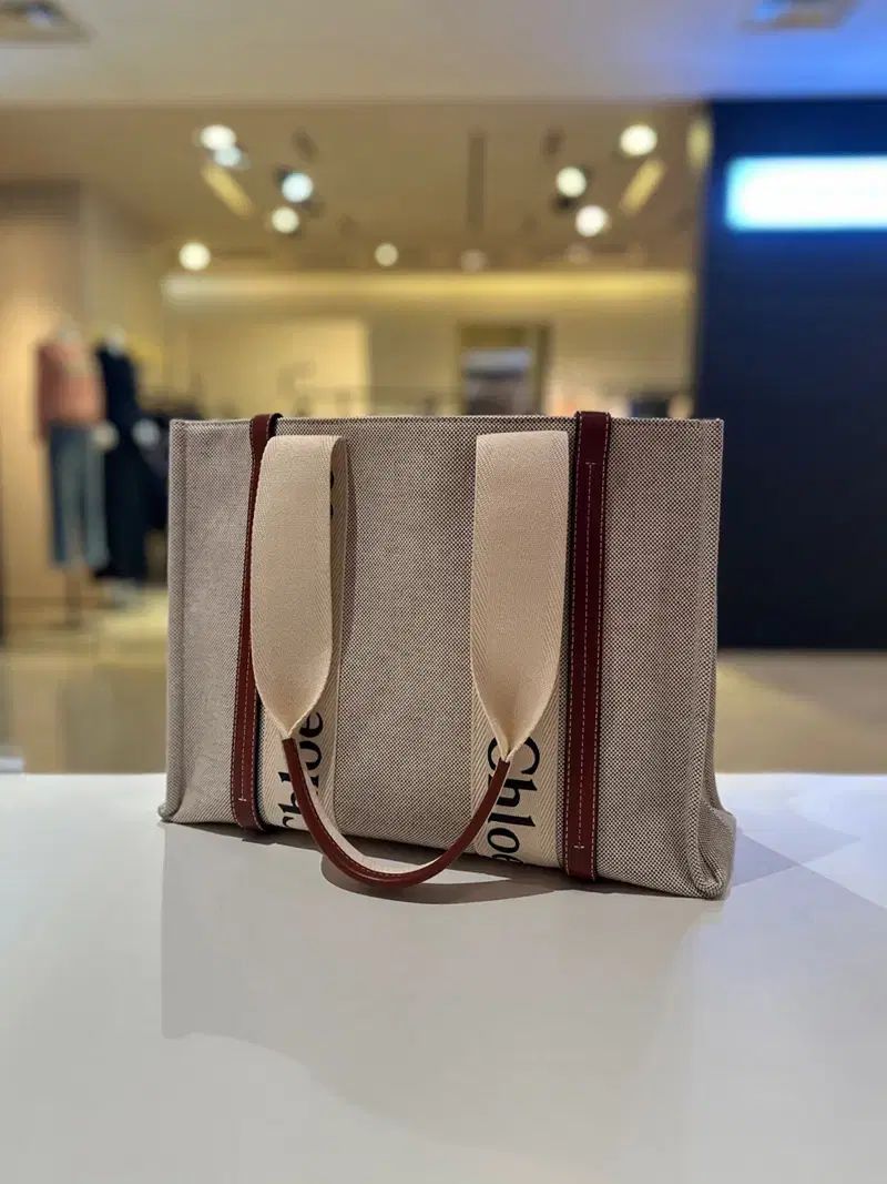 クロエ ウッディ ミディ トートバッグ CHC21US383