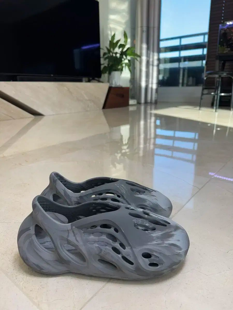 イージーブースト フォームランナー ミックスグラーナイト 265