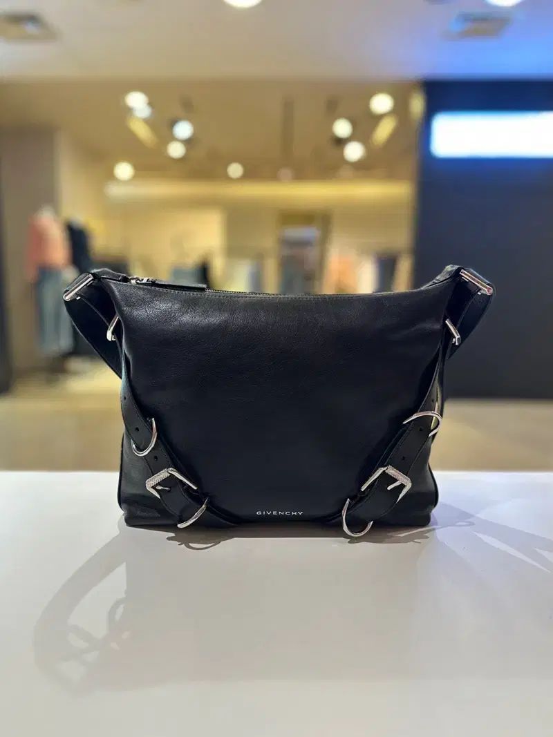 Givenchy ジバンシィ ロゴ バックル クロスバック BK50CW