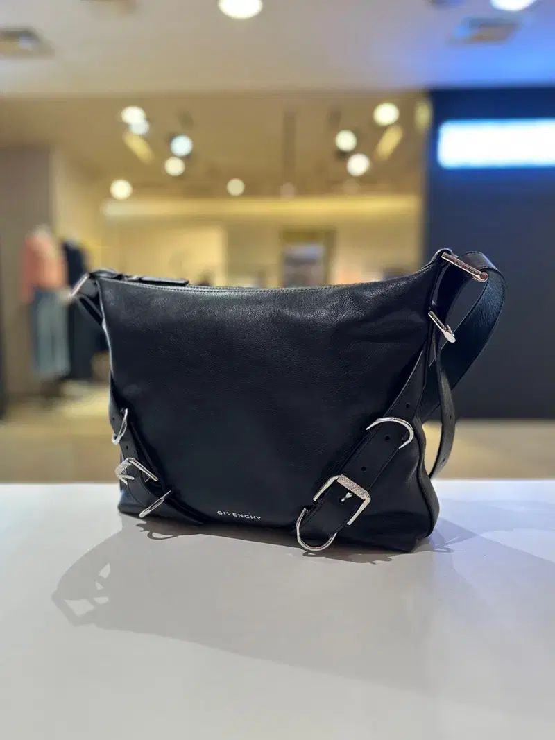 Givenchy ジバンシィ ロゴ バックル クロスバック BK50CW