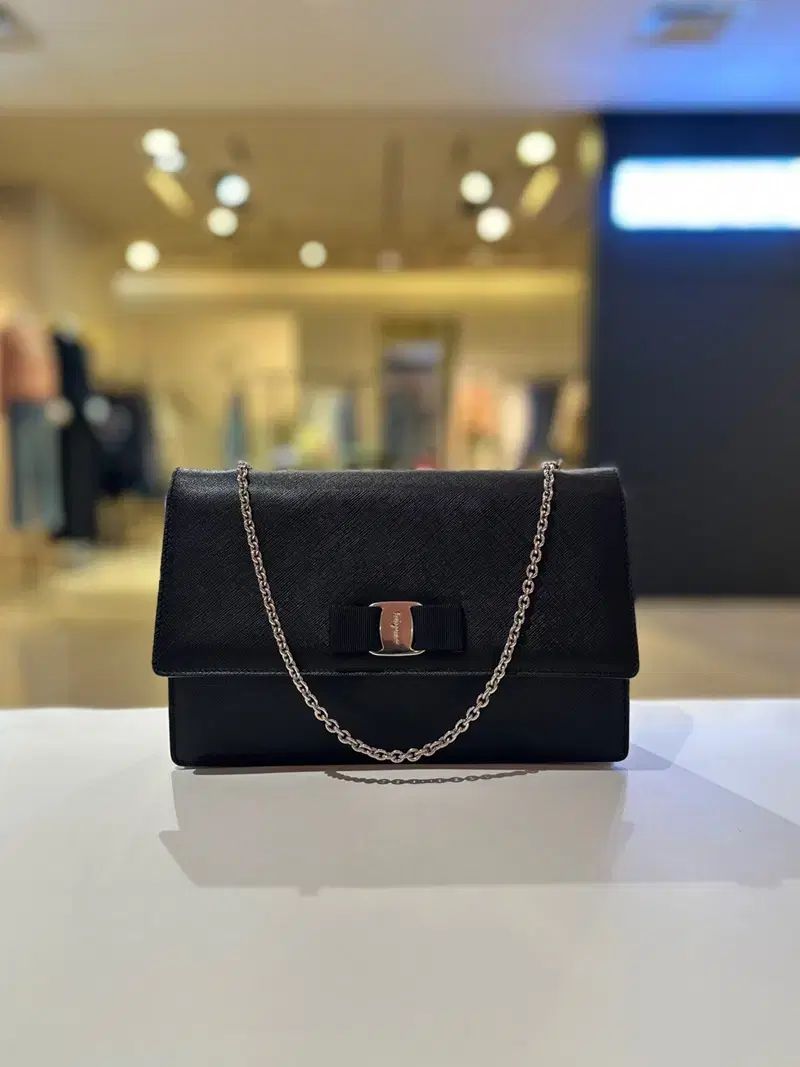 フェラガモ ジニ ミニ クロスバック 21D855