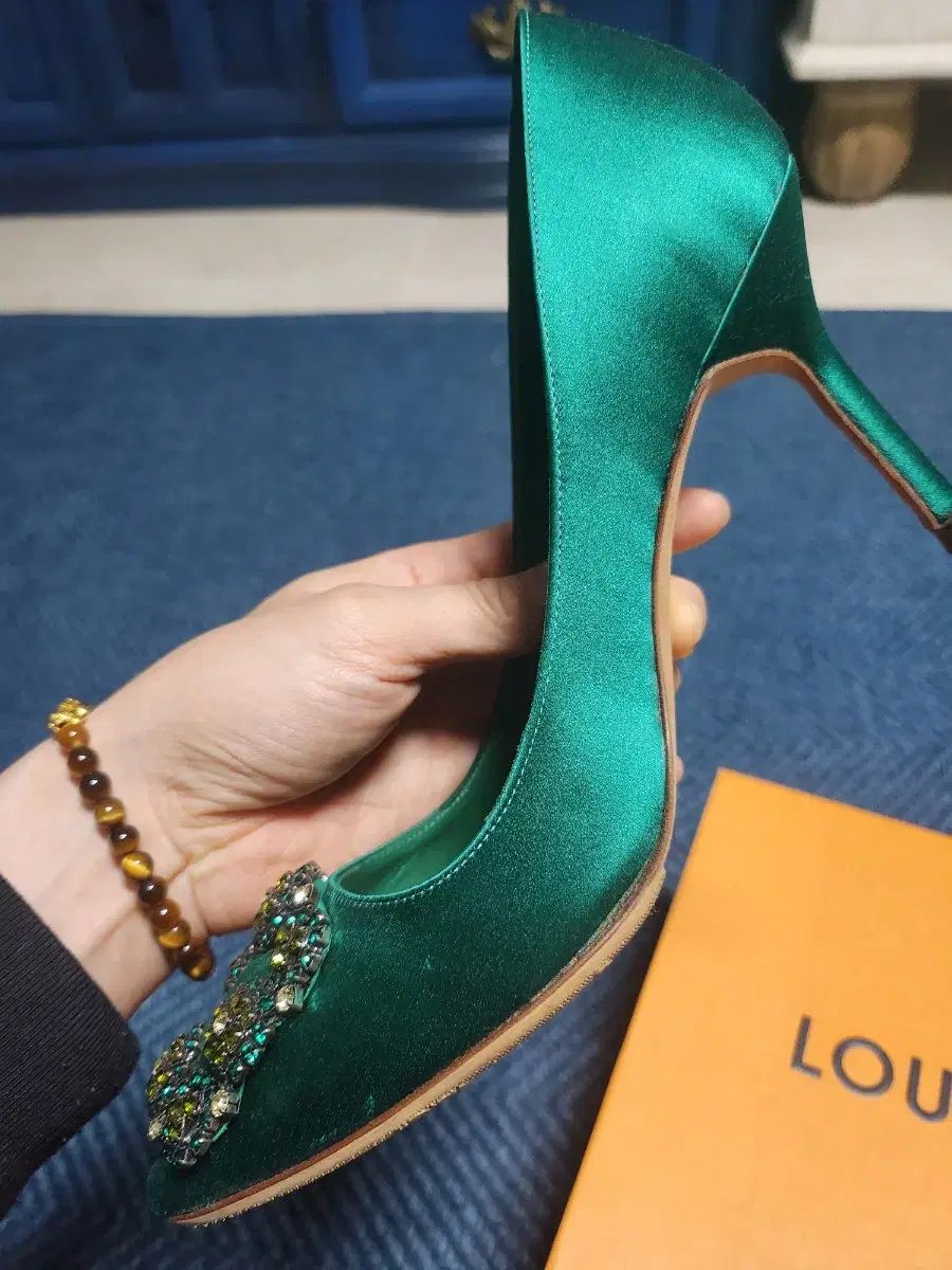 Manolo Blahnik マノロブラニク ハンギシ