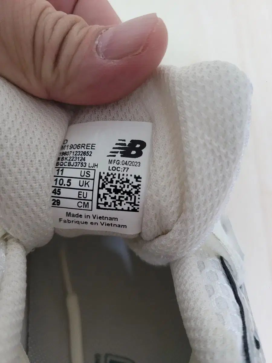 ニューバランス スニーカー M1906REE ホワイトシルバー 290mm