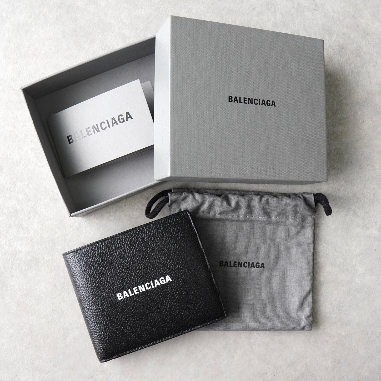 バレンシアガ ロゴ レザー 二つ折り財布 ブラック - メルカリ