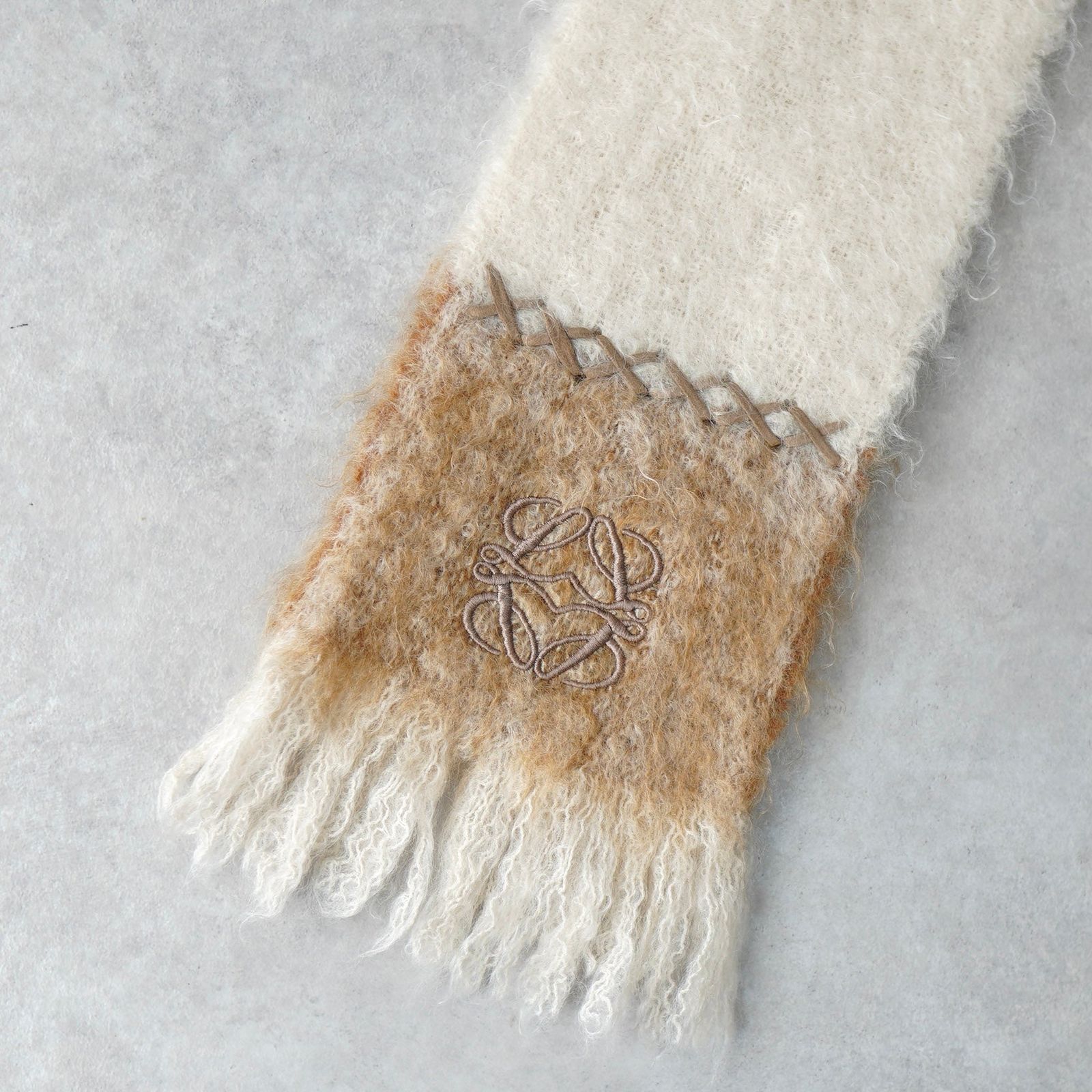 ロエベ アナグラム モヘア マフラー アイボリー ベージュ - メルカリ
