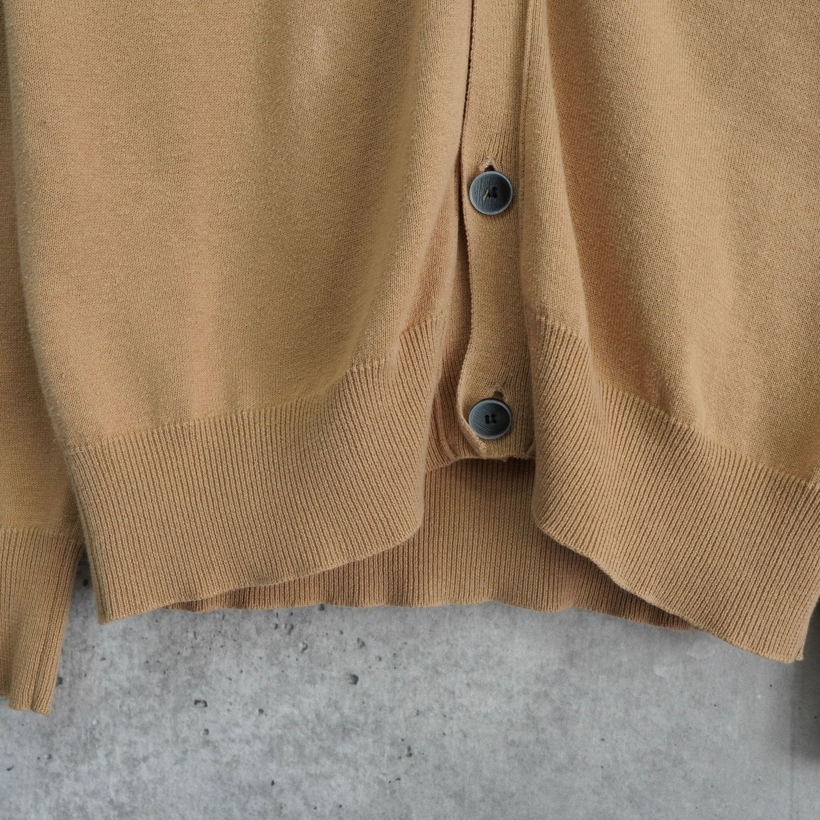 プレイ コム デ ギャルソン ハートロゴ カーディガン ベージュ