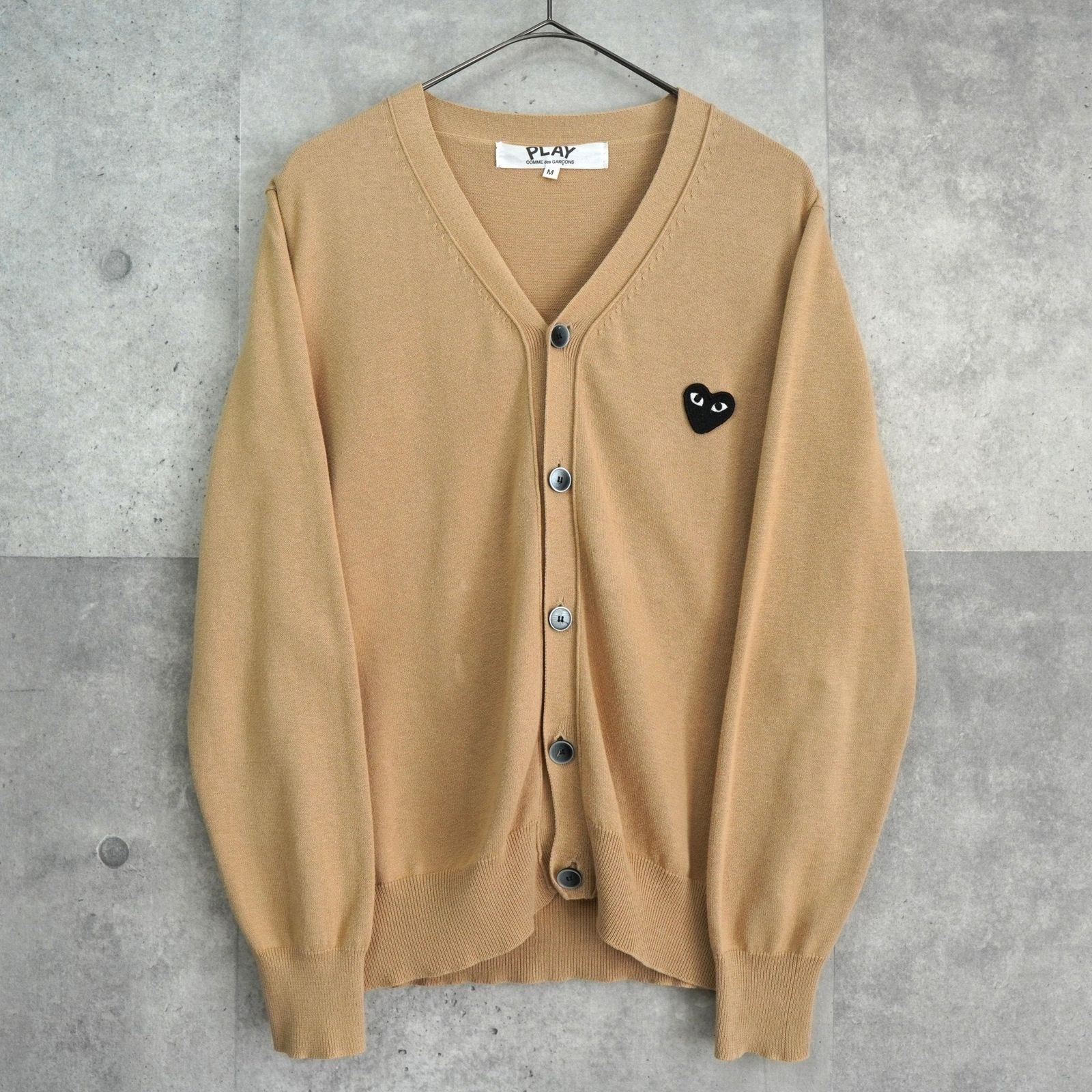 プレイ コム デ ギャルソン ハートロゴ カーディガン ベージュ