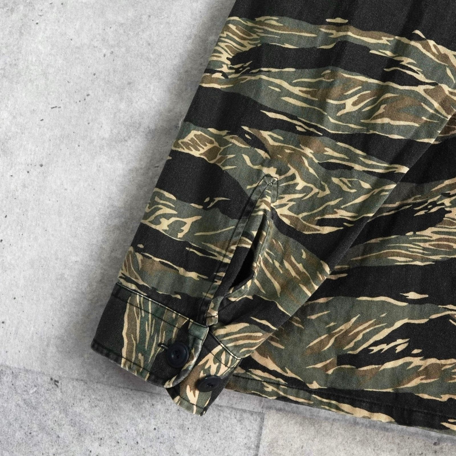 ミリタリージャケット カーキ