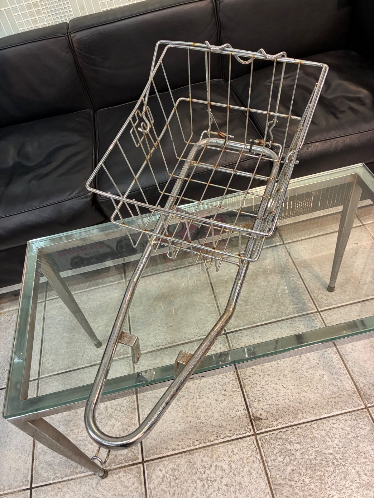 トモスのリアバスケットキャリア付きです