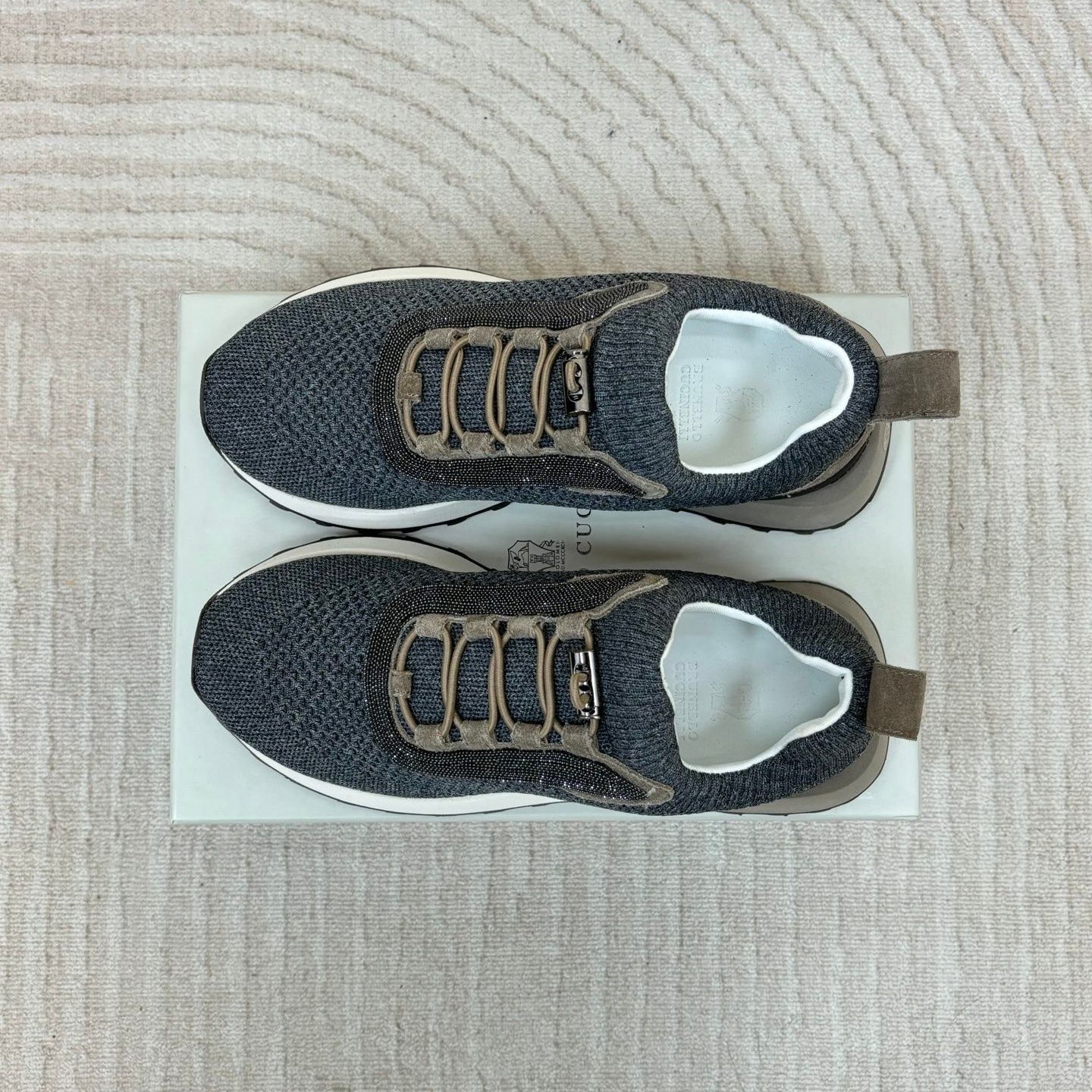 【新品未使用】 ブルネロクチネリ ニット スニーカー 41 ライトグレー 鉄板のニットスニーカー、この春どう履くのが正解!? | メンズ