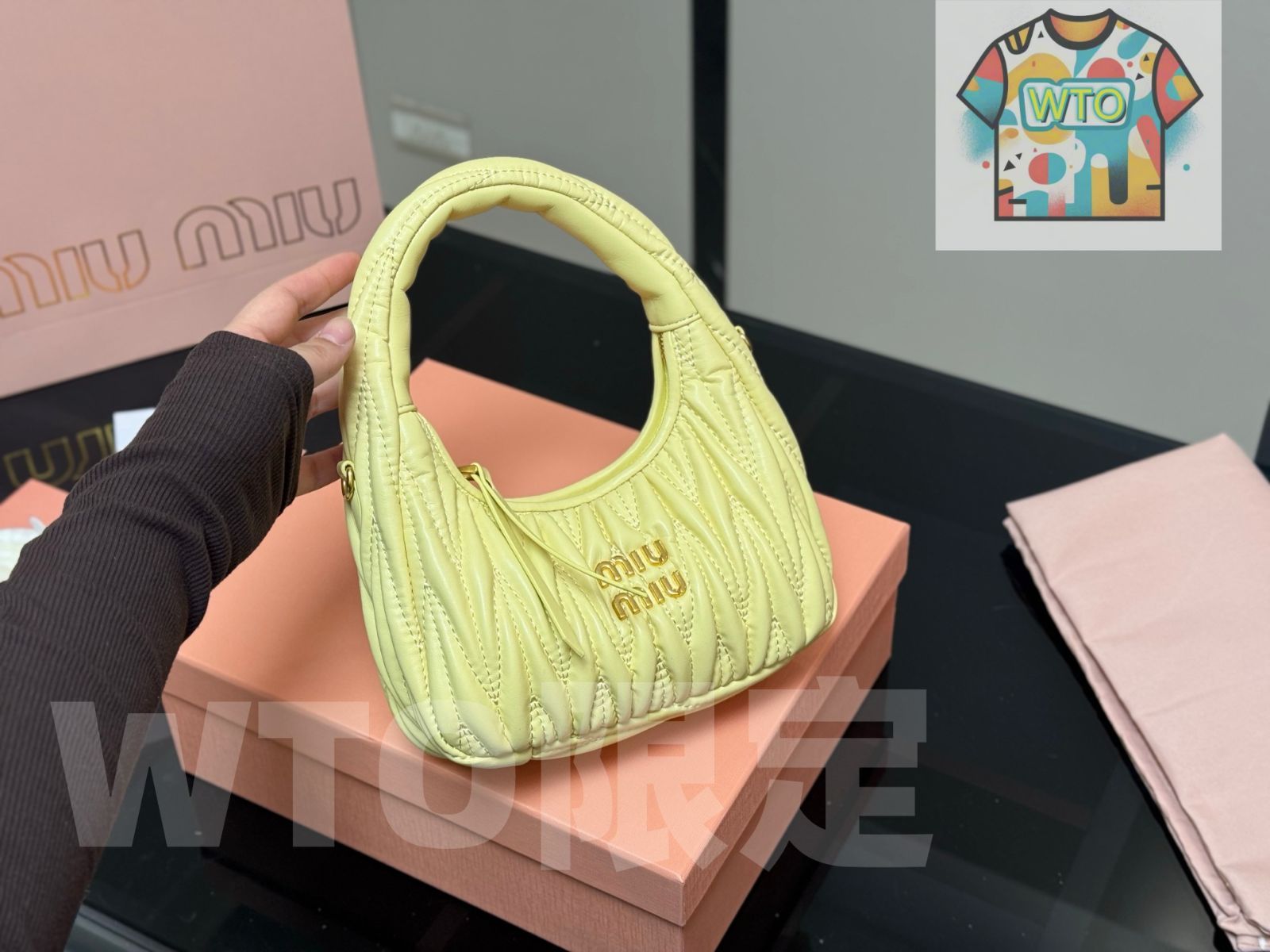 今日 MiuMiu Wander バッグ 22×11cm ヴィンテージホボ型