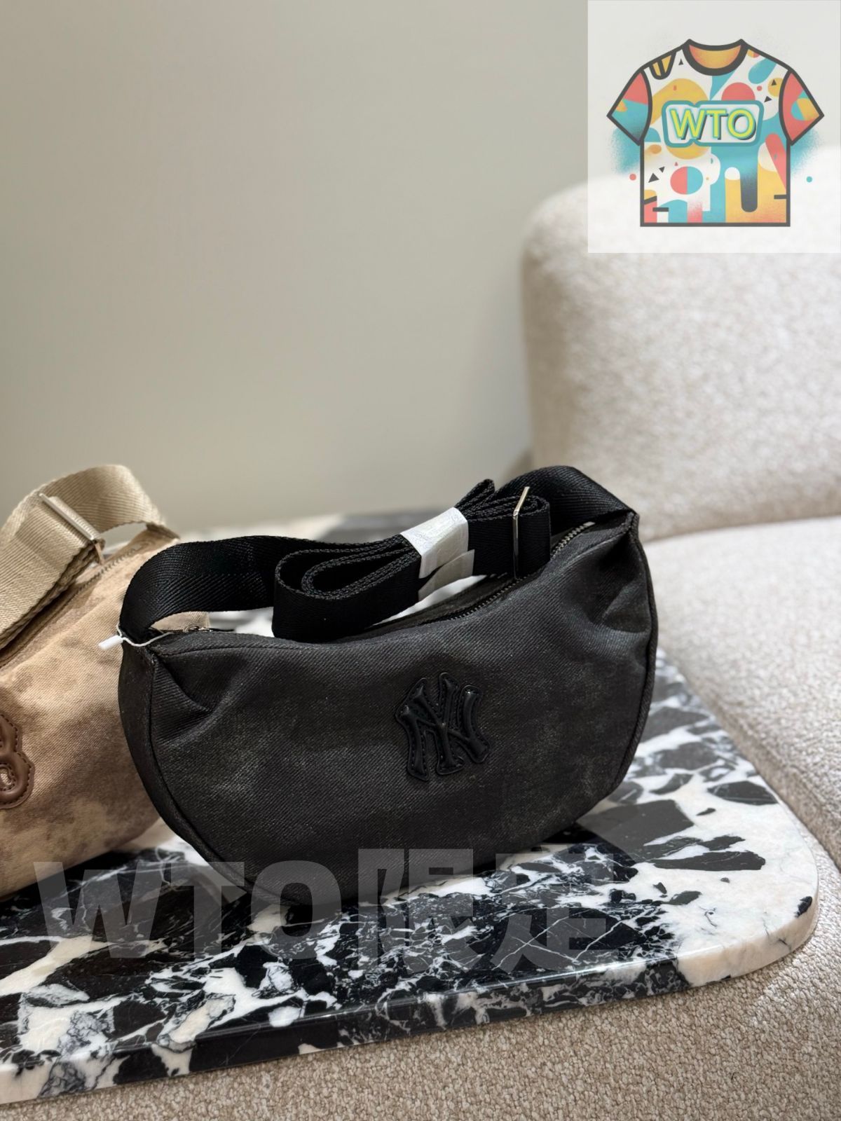 今日 MLB Canvas Pea - Shaped Crescent Bag 26cm - MLB キャンバス エンドウ豆型クレセントバッグ 26cm 飛行機箱型パッケージ付き