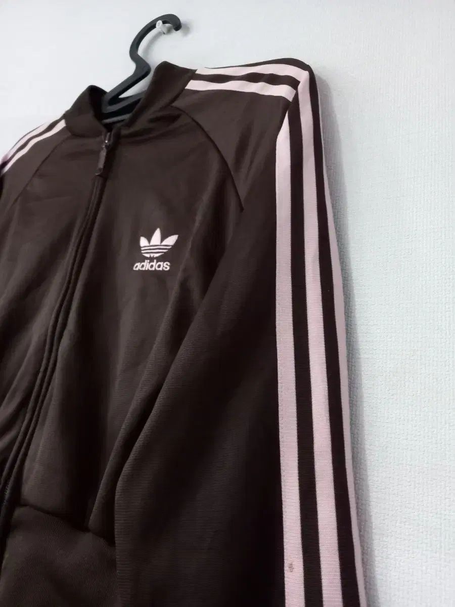 アディダス 必須アイテム ブラウン ピンク チョコ トラックジャージ ジャージ ジップアップジャージ 85 XS