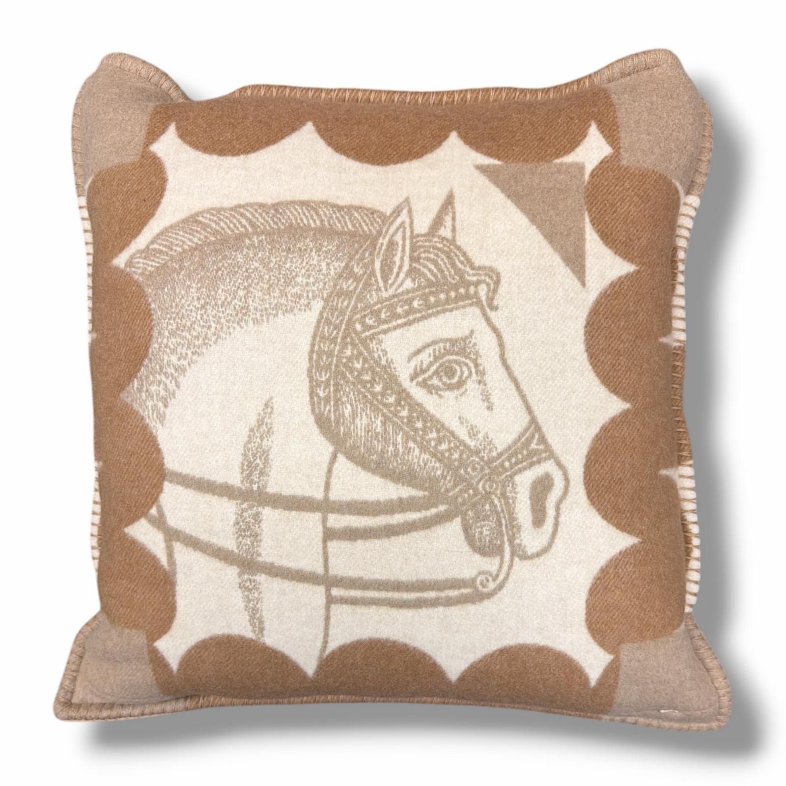 国内正規 参考上代163900円 未使用 HERMES クッション ジャカード