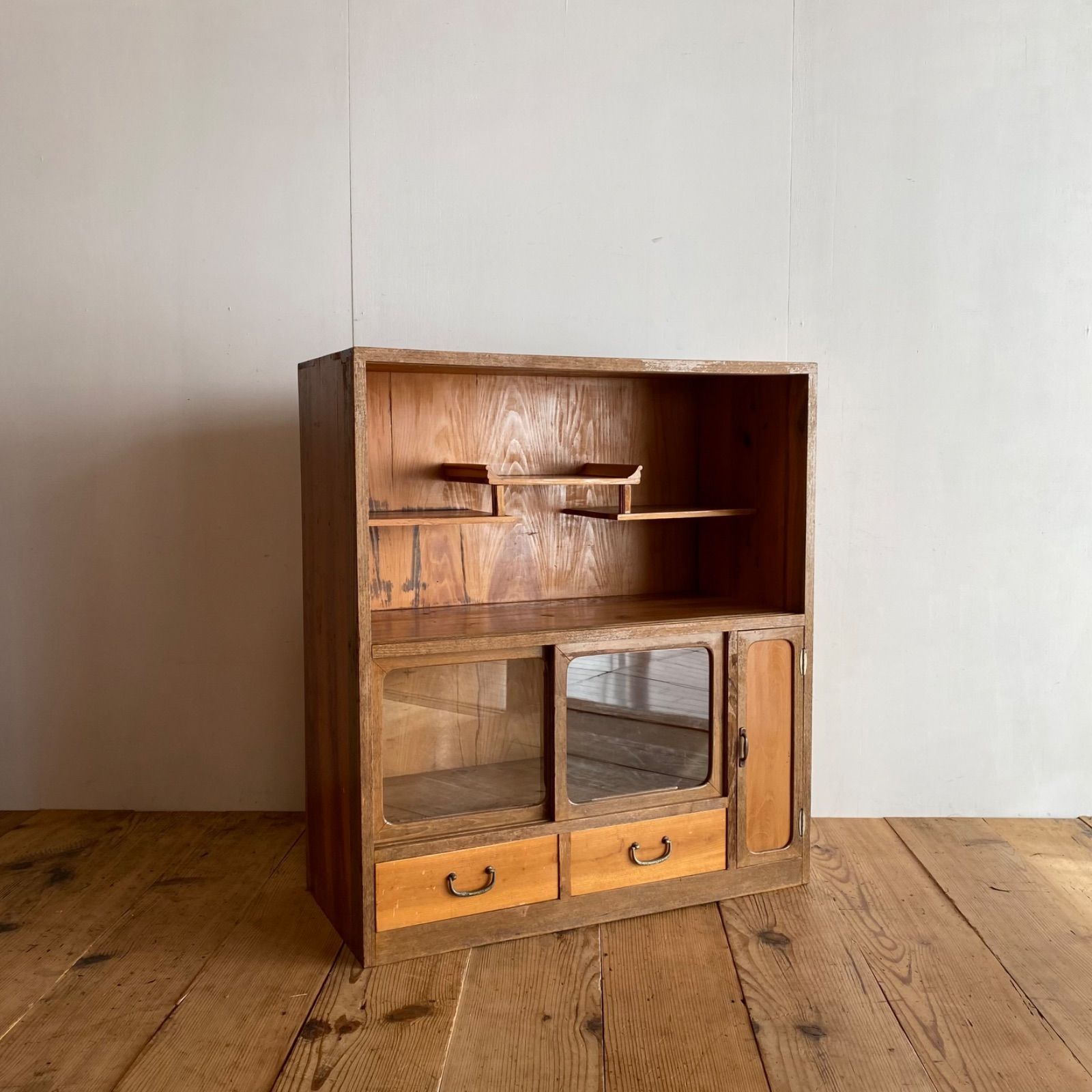 レトロ木製水屋箪笥 ガラス戸棚 飾り棚 アンティーク食器棚 アンティーク 木製食器棚 水屋箪笥 ガラス戸 引き出し付き 無垢材収納