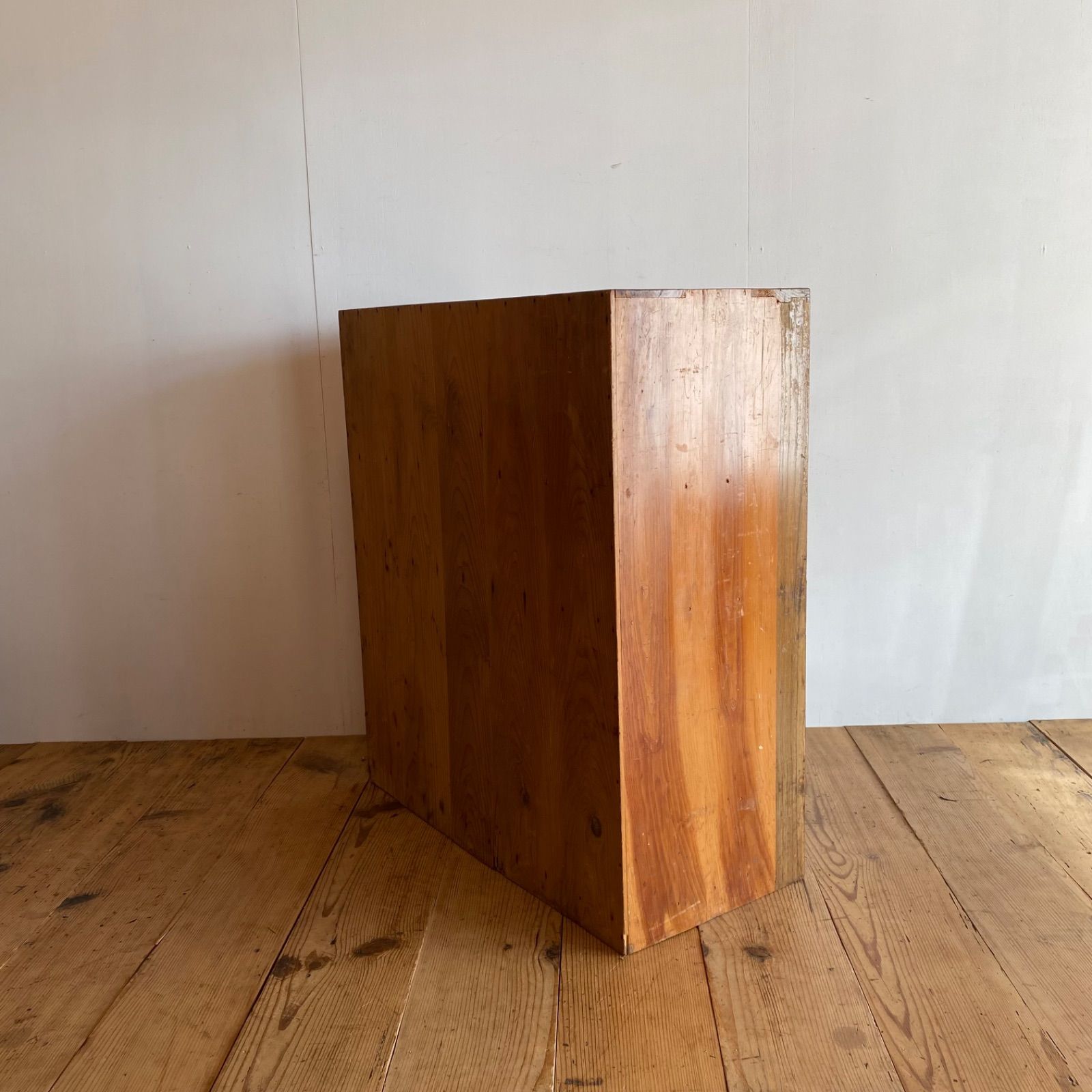 レトロ木製水屋箪笥 ガラス戸棚 飾り棚 アンティーク食器棚 アンティーク 木製食器棚 水屋箪笥 ガラス戸 引き出し付き 無垢材収納