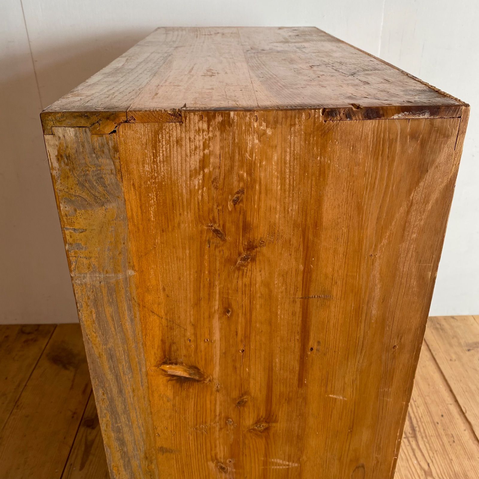 レトロ木製水屋箪笥 ガラス戸棚 飾り棚 アンティーク食器棚 アンティーク 木製食器棚 水屋箪笥 ガラス戸 引き出し付き 無垢材収納