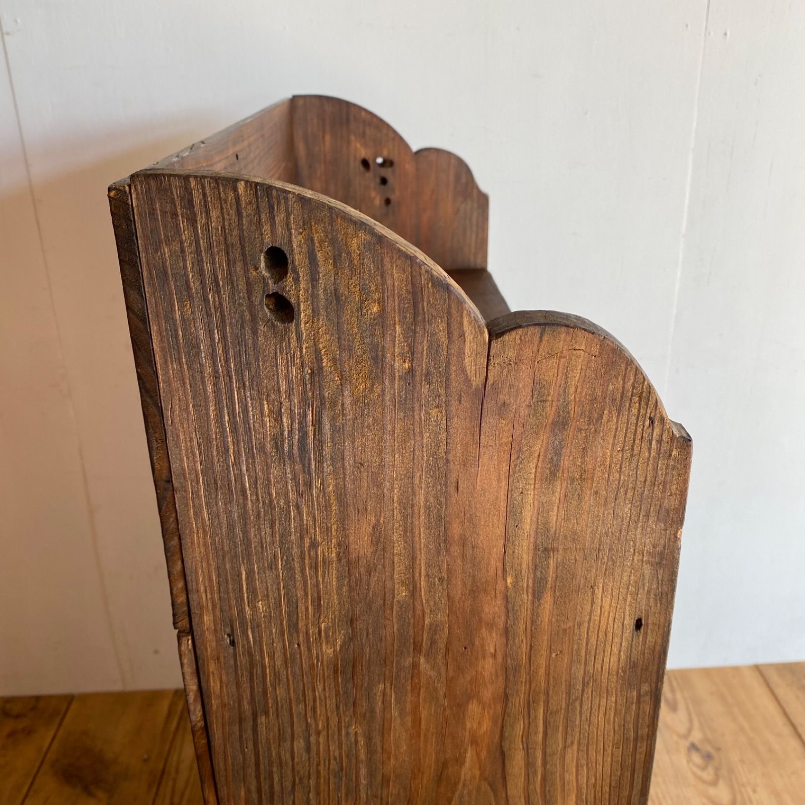 古道具　木製　棚　アンティーク　引き出し 古い木製書庫. 開戸書類庫 棚庫 4段棚 アンティーク家具 黒ヤケした