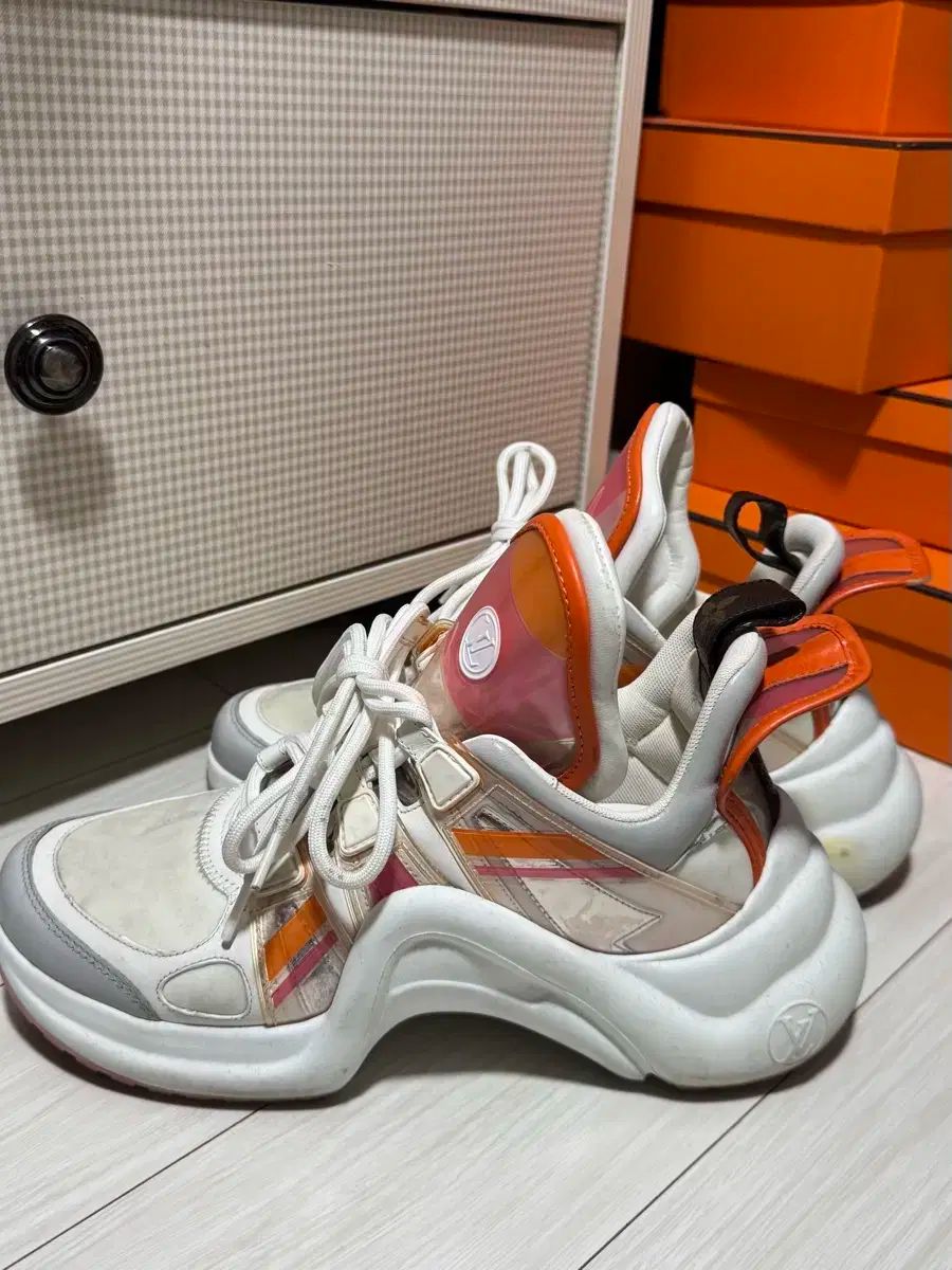 【LOUIS VUITTON】アークライト　スニーカー　ホワイト　ブルー　ピンク LOUNGE LIZARD - ルイヴィトン LOUIS VUITTON スニーカー LVアーク