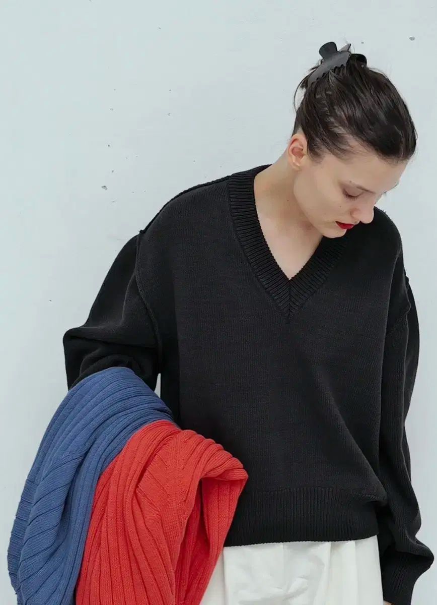 ムンダル Jasmine Vネック ニット ブラック