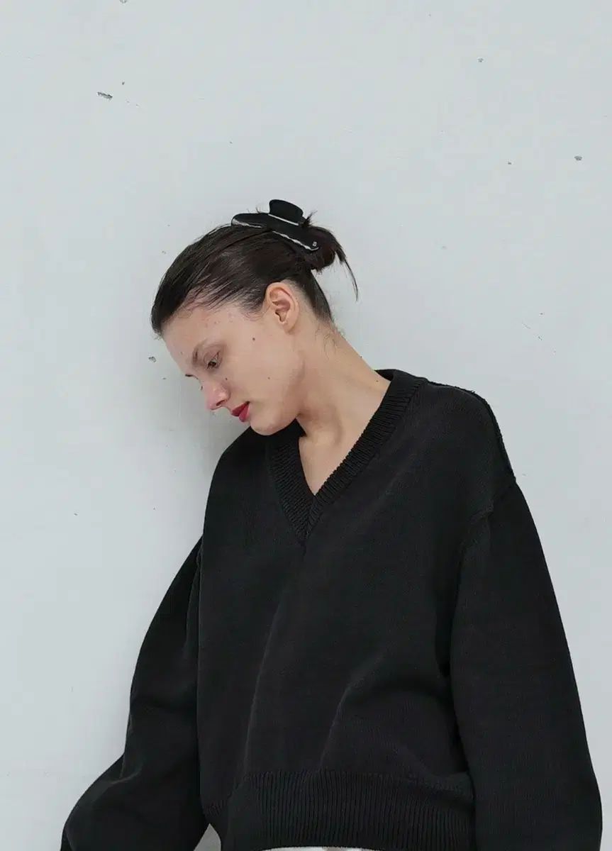 ムンダル Jasmine Vネック ニット ブラック