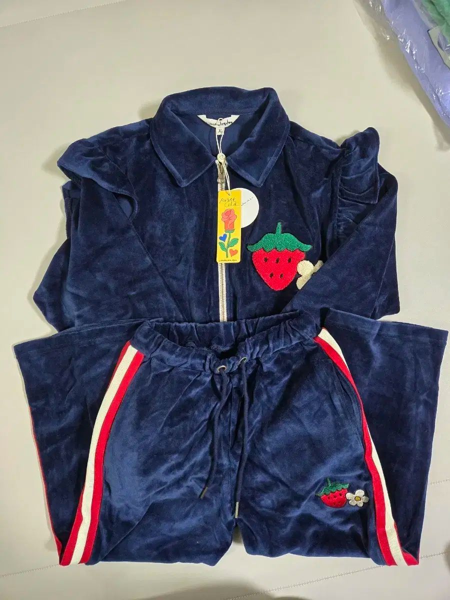 リミテドゥドゥ イチゴ ベルベット 上下セット xl