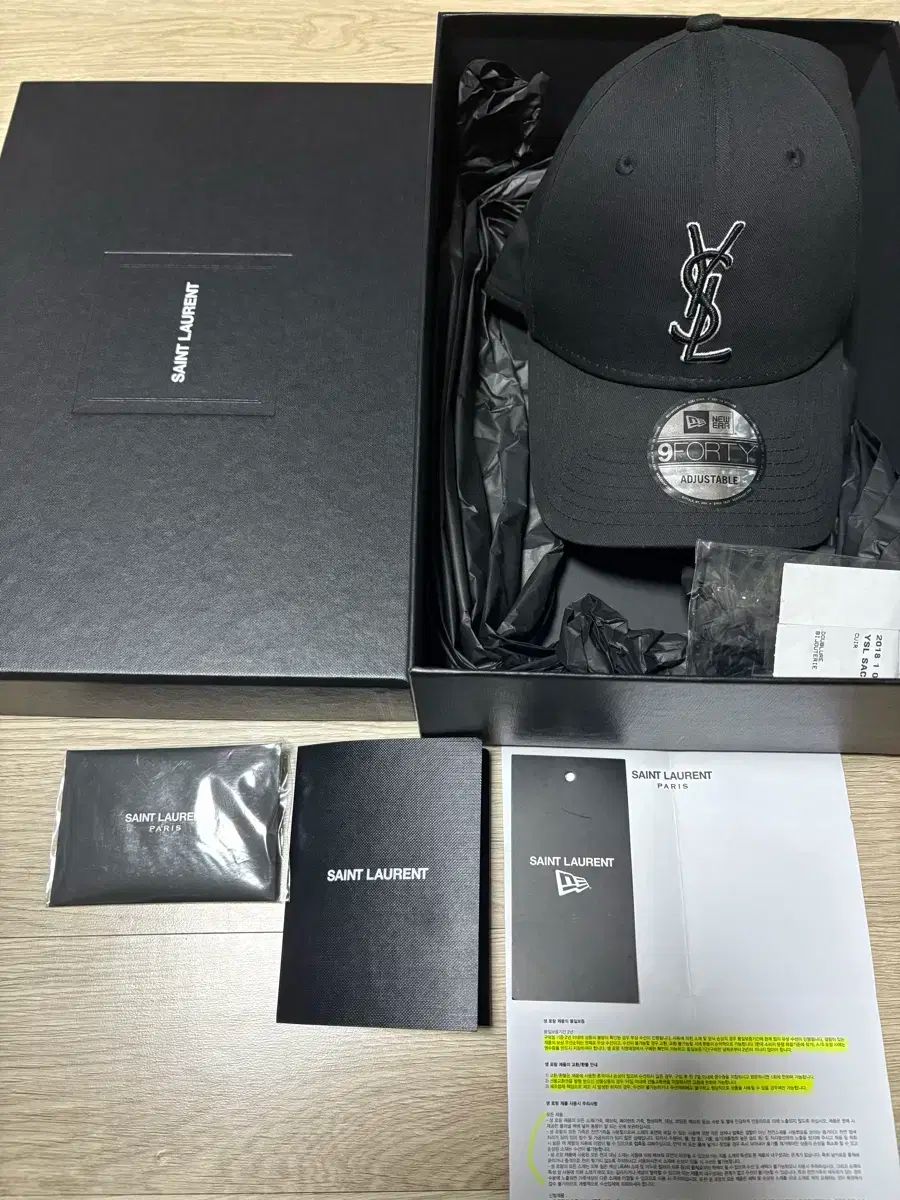 Saint Laurent NEW ERA ベースボールキャップ