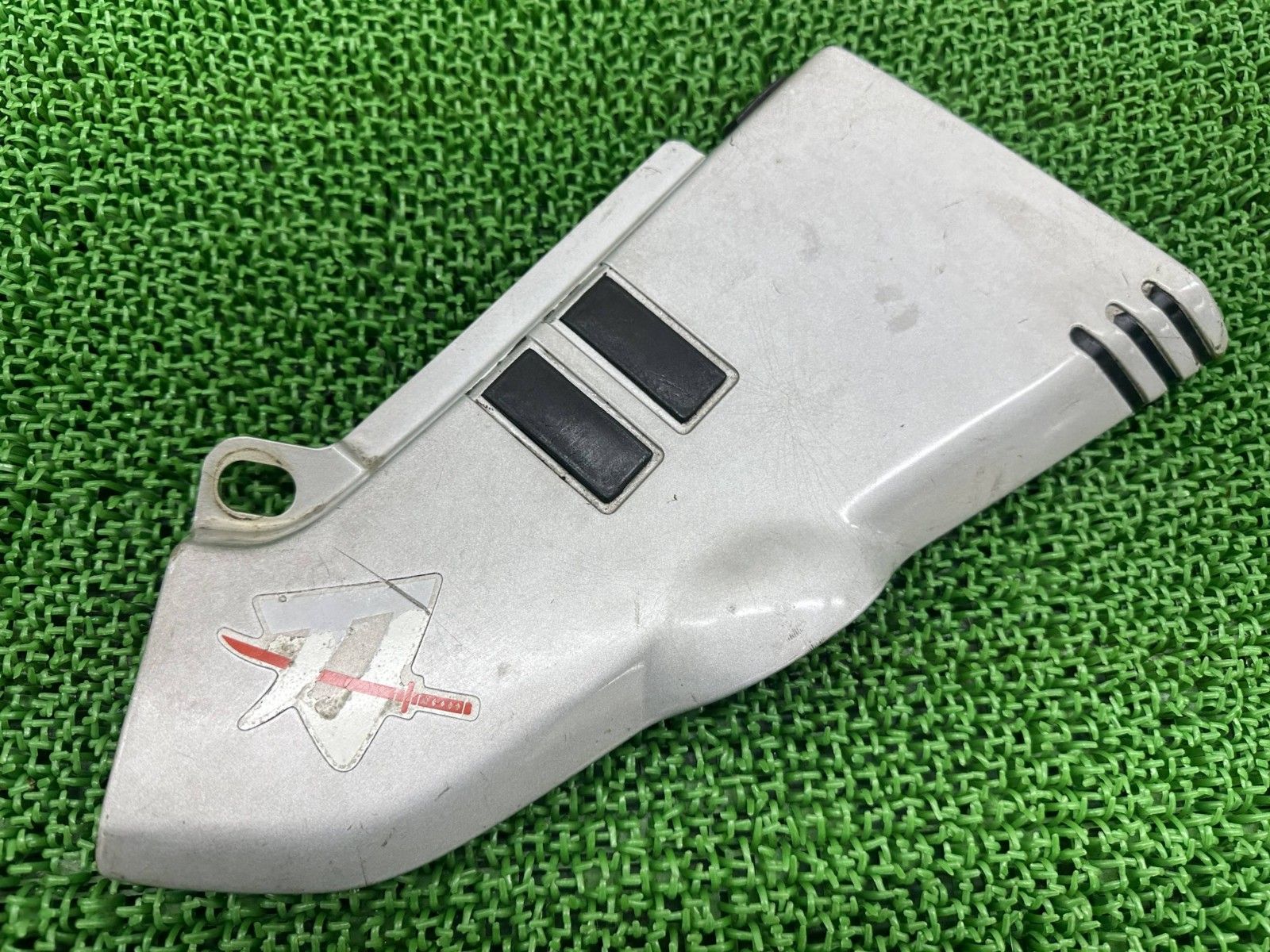 GSX1100Sカタナ サイドカバー 右 銀 49300 スズキ 純正 中古 GU76A