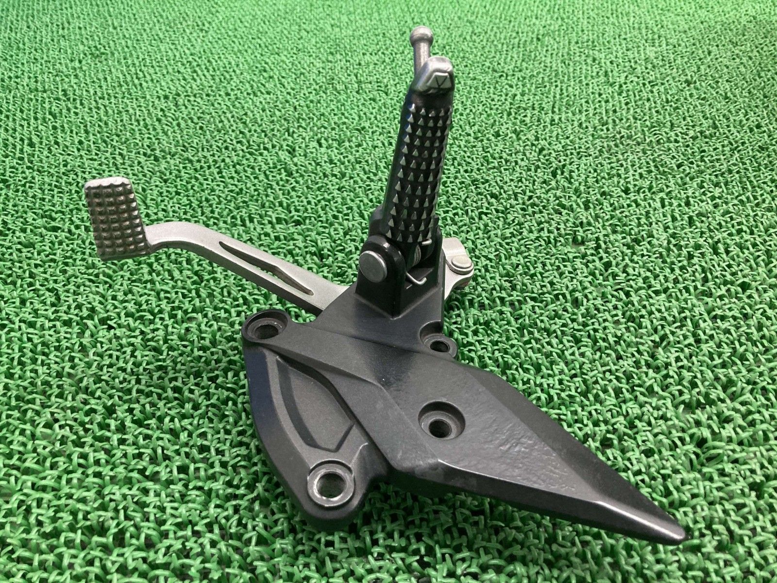 中古部品入庫 カワサキ社製Z1000/ZR1000Gステップメインステップ左右