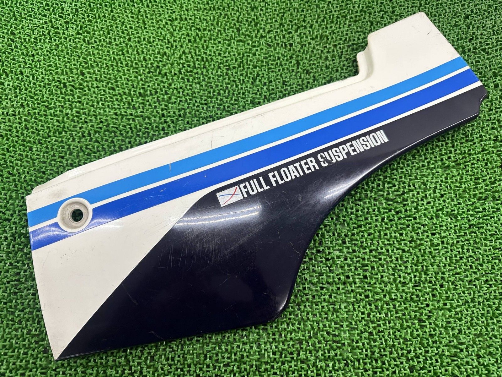 GSX R 400 サイドカバー 右 白 紺 04 A 0 スズキ GK 71 B サイドカウル シートカウル コケキズ無し 割れ欠け無し Hu