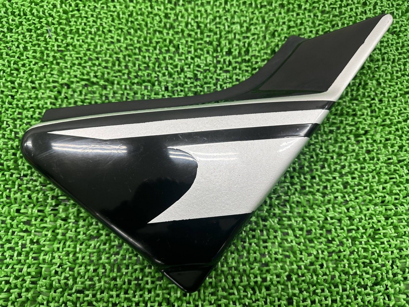 茶道具 山中塗 塗師 前端雅峯作 鯉蒔絵 内銀溜 香合 共箱 D R8486