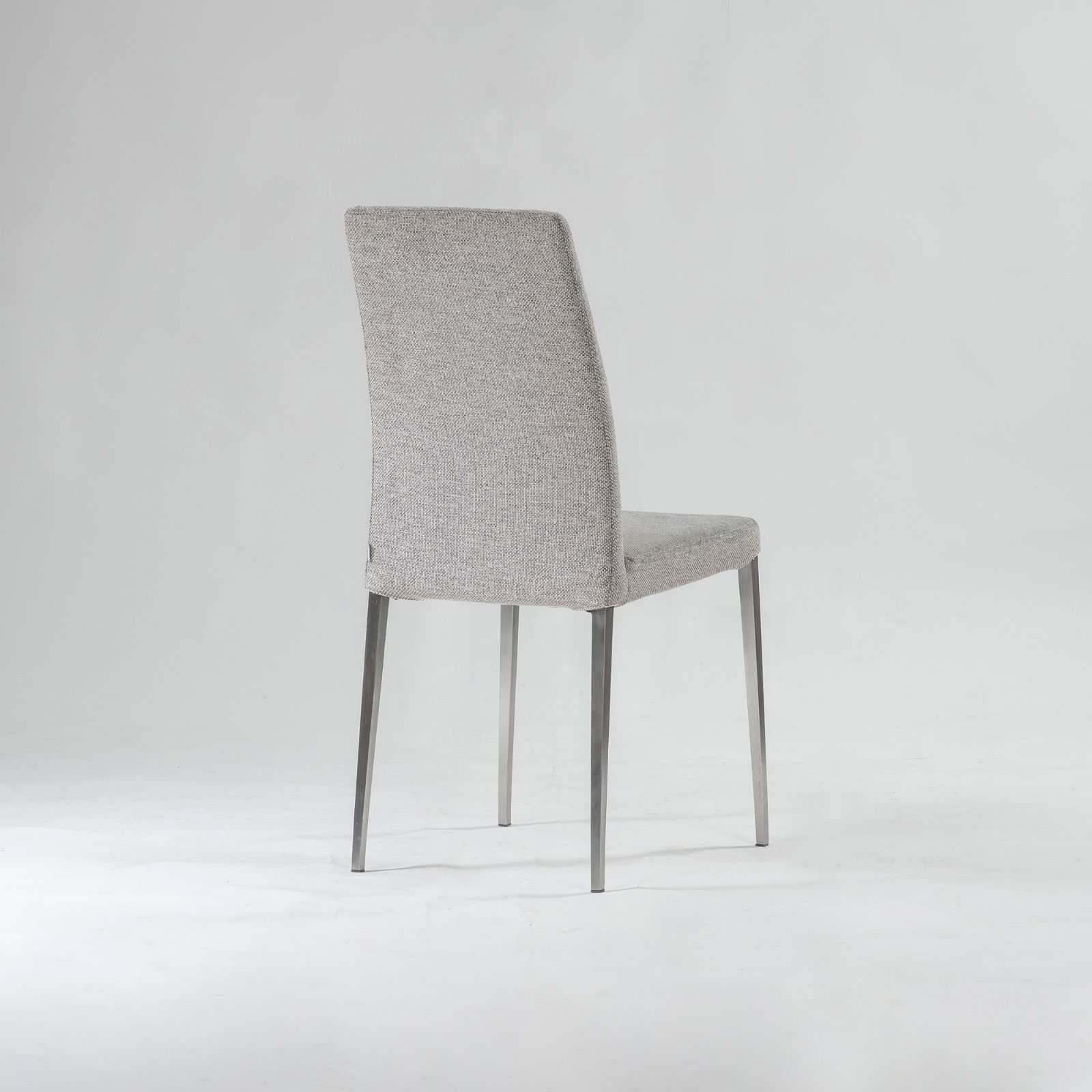 ボーコンセプト　グレー皮製ダイニングチェア デザイナーズチェア | 快適な椅子を購入 - グレー | ボーコンセプト