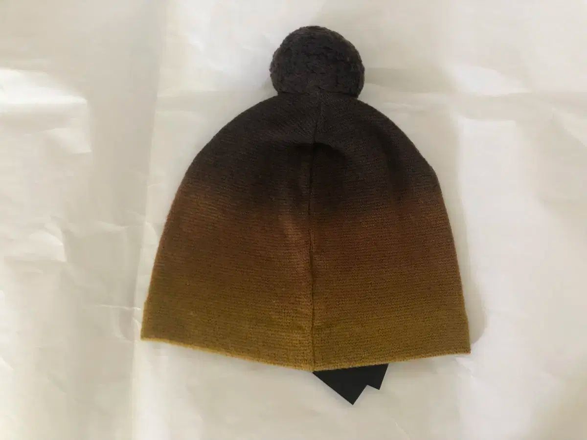 バーバリー プロサム グラデーション ポンポン ビーニー 帽子