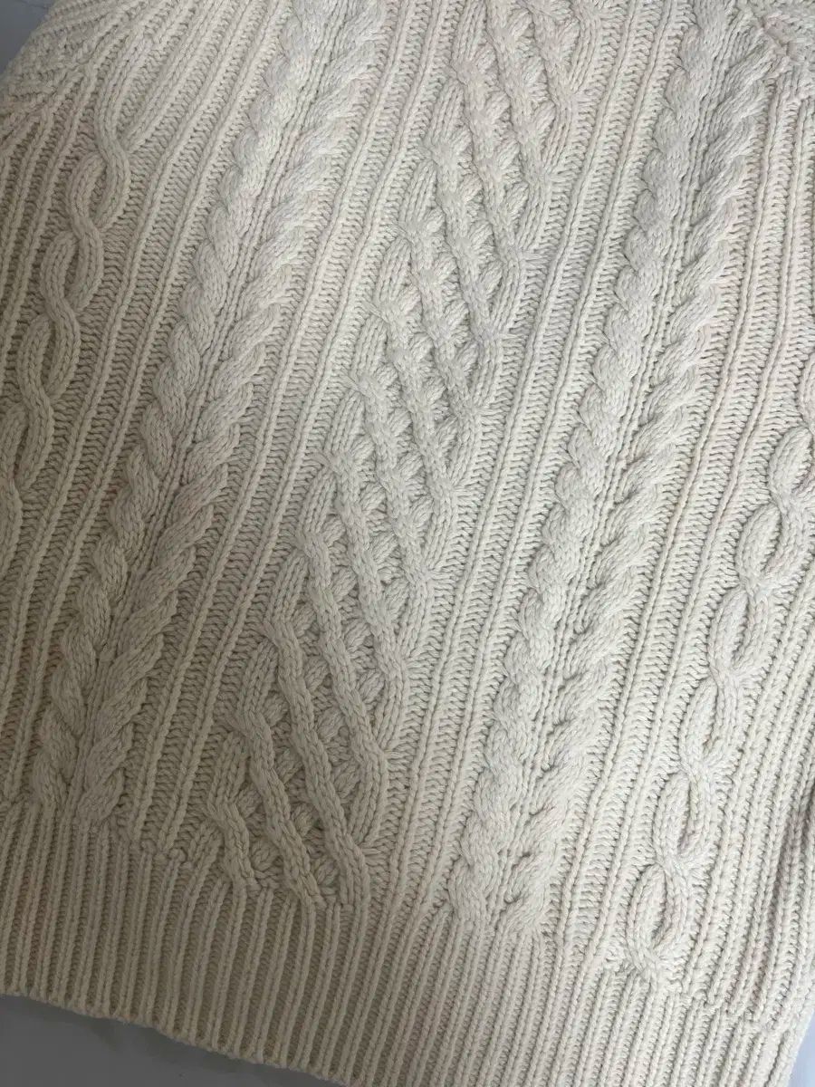 ケーブル ニット