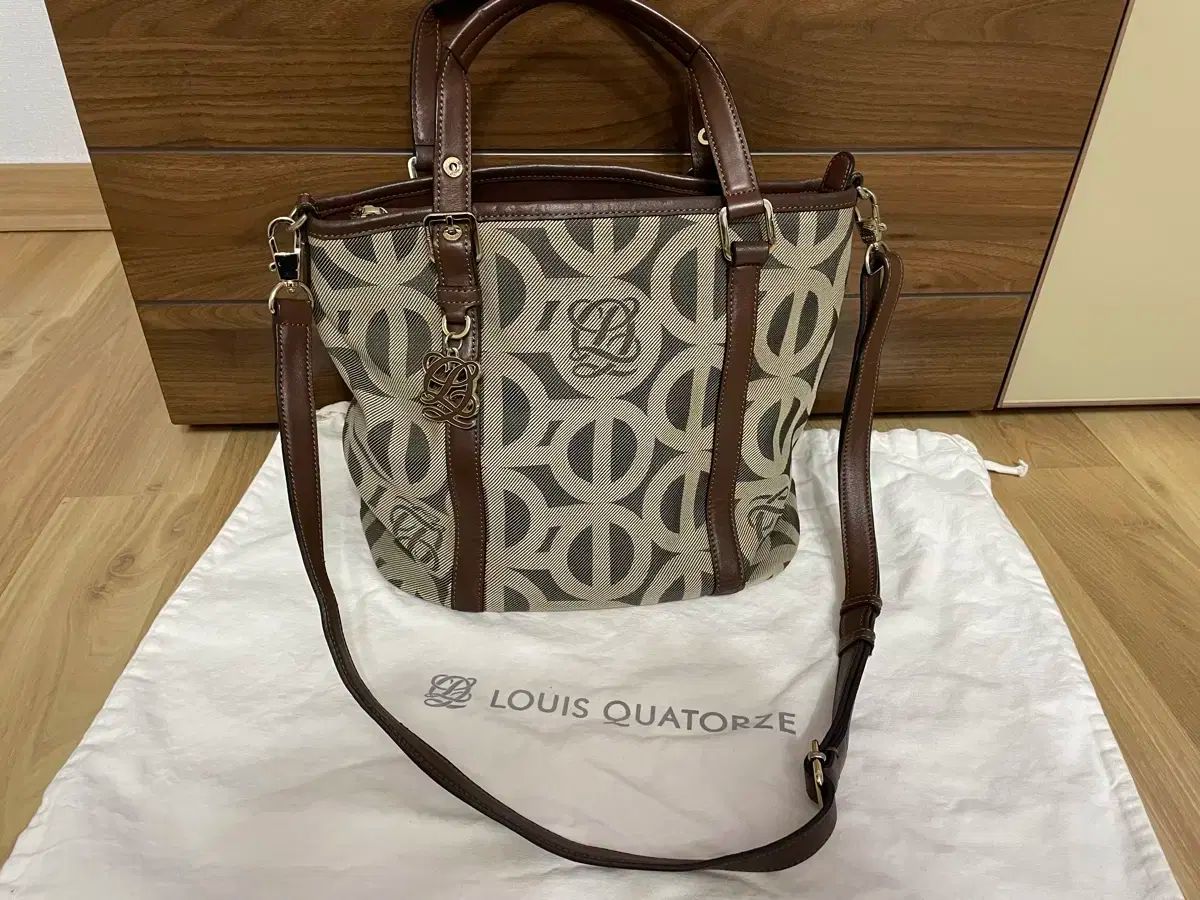 Louis Quatorze ルイキャトルズ トゥー アンド クロスバッグ