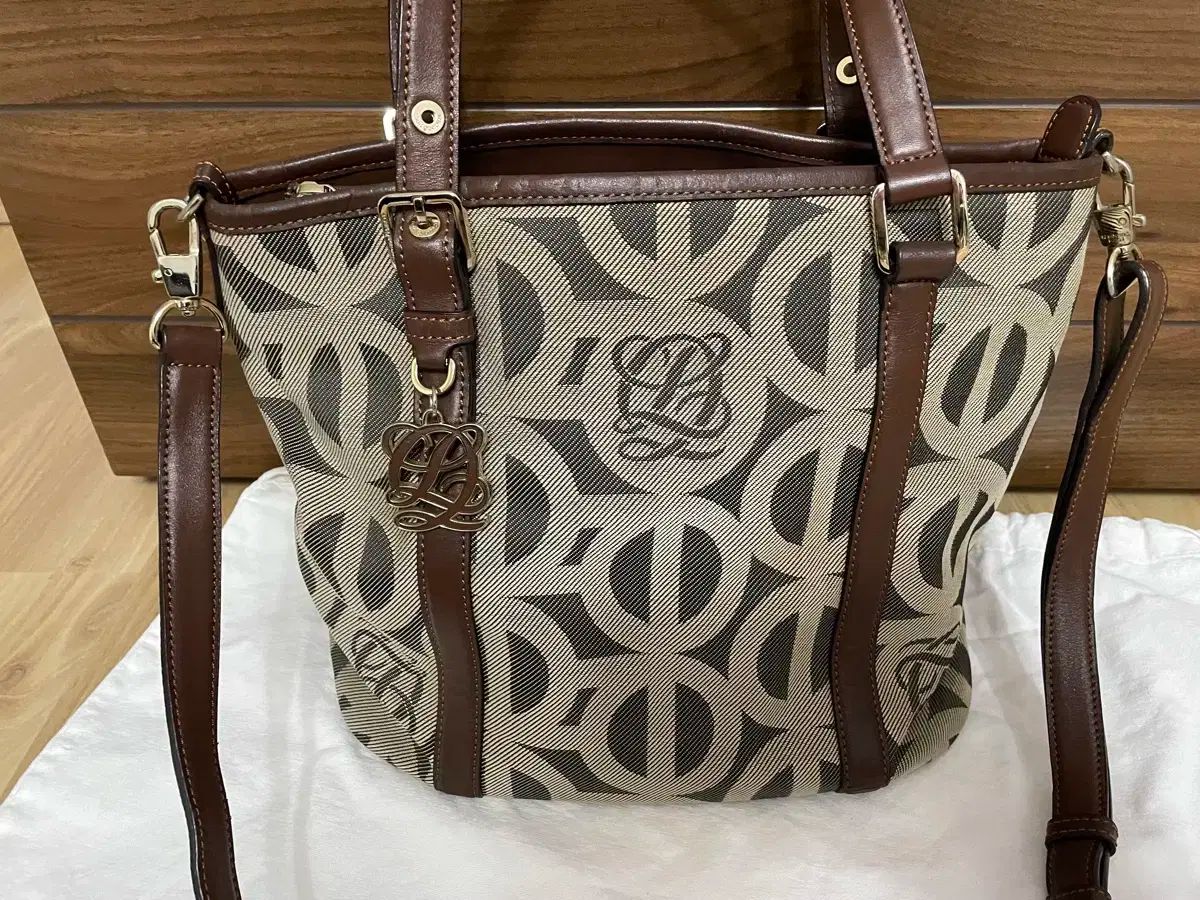 Louis Quatorze ルイキャトルズ トゥー アンド クロスバッグ