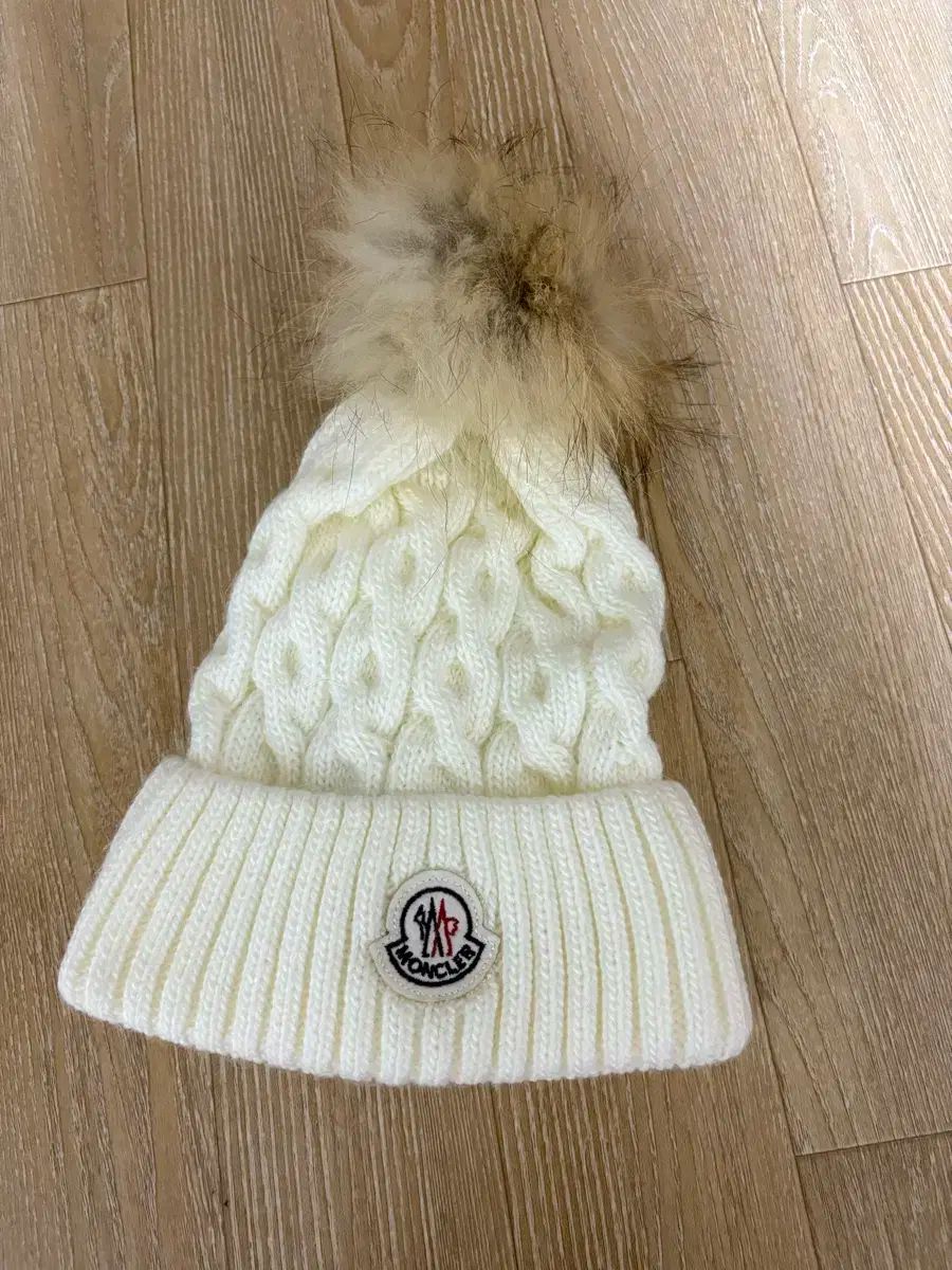 モンクレール ファーボンボン ビーニー アイボリー
