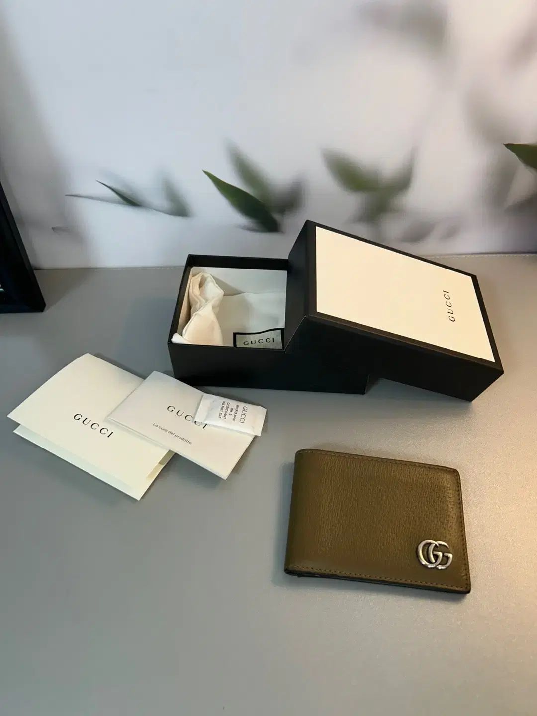 グッチ マーモント 二つ折り財布 オリーブ色